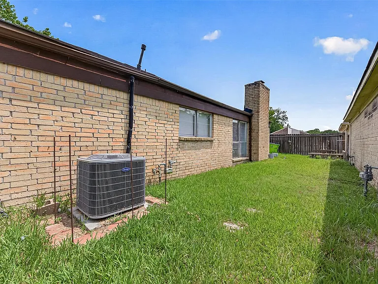 2523 Creekway Cir — Photo 38