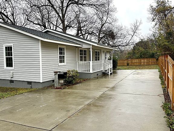 Front of house w/driveway