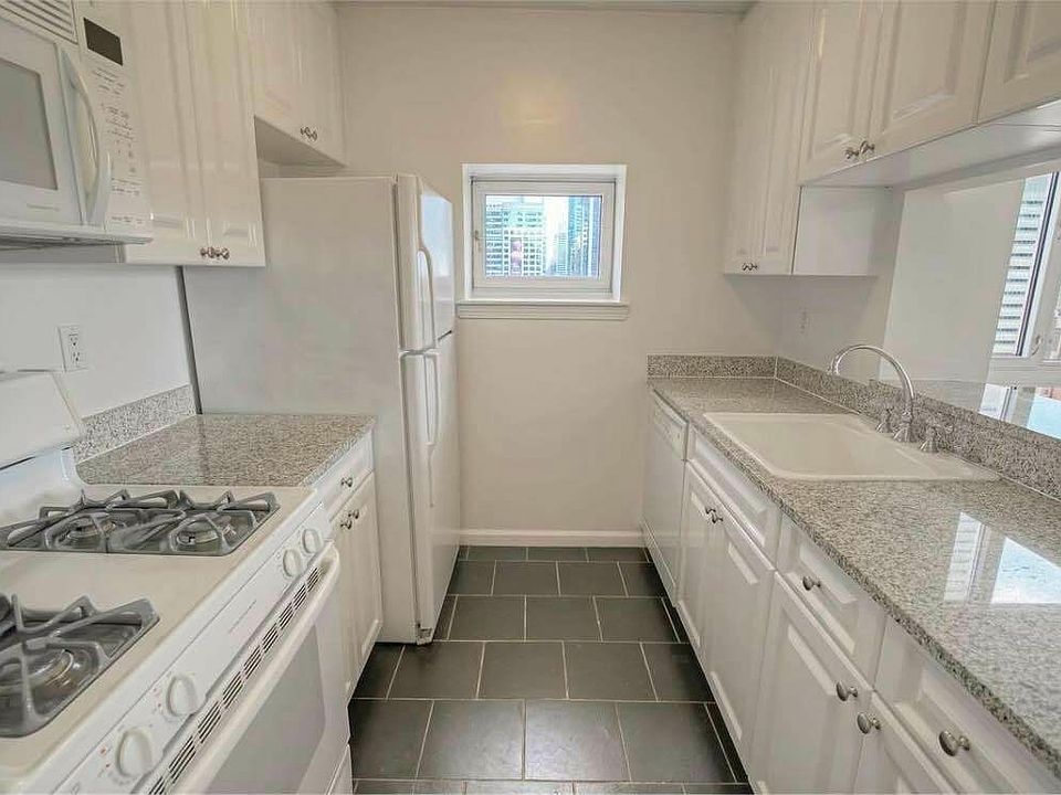 1st image of 325 W 43rd St #32D