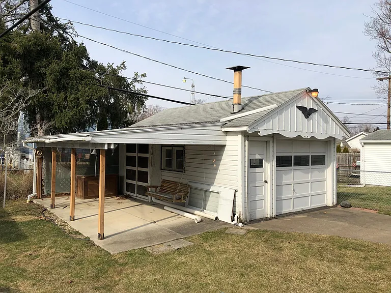 3242 Escott Ave — Photo 15