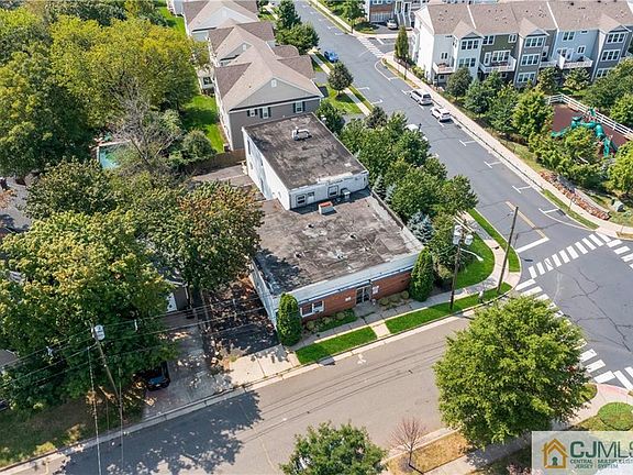 4th image of 810 N 2nd Ave