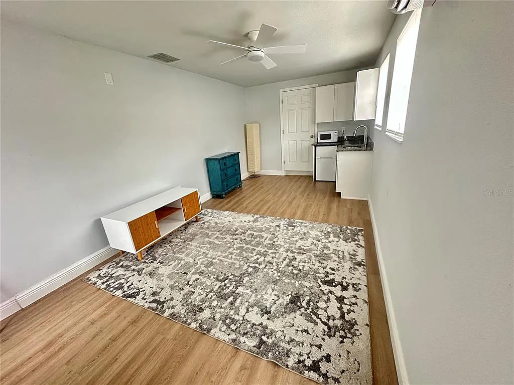 Studio, 1.0 bath, 350 sqft, $1,200 — Photo 4