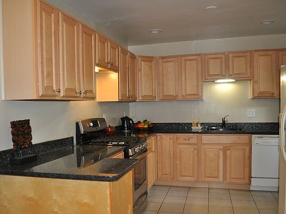 4th image of 3001 Woodlawn Ave
