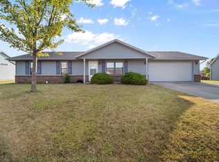302 Valley Meadows Ln, Kendallville, IN