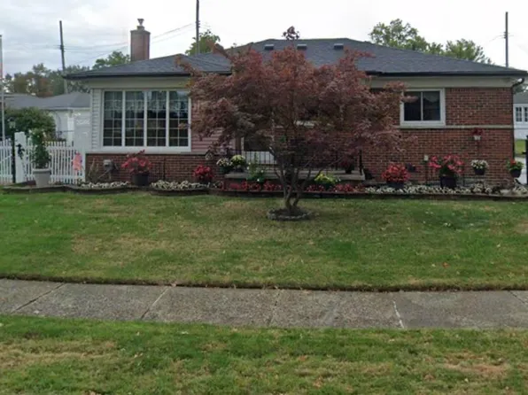 19342 Ike St, Roseville, MI 48066