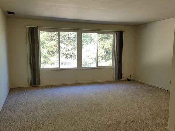 5th image of 90 Ward Ct #1B