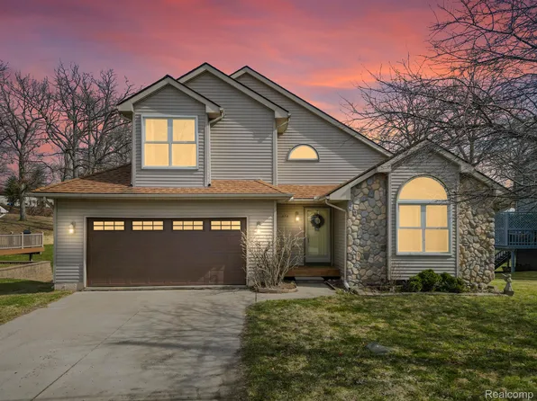 370 N Shore Ct, Lake Orion, MI 48362