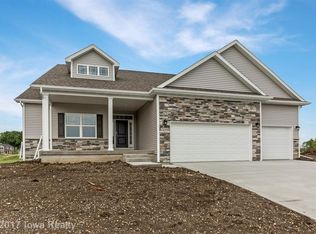 2140 SE Fox Valley Dr, West Des Moines, IA 50265
