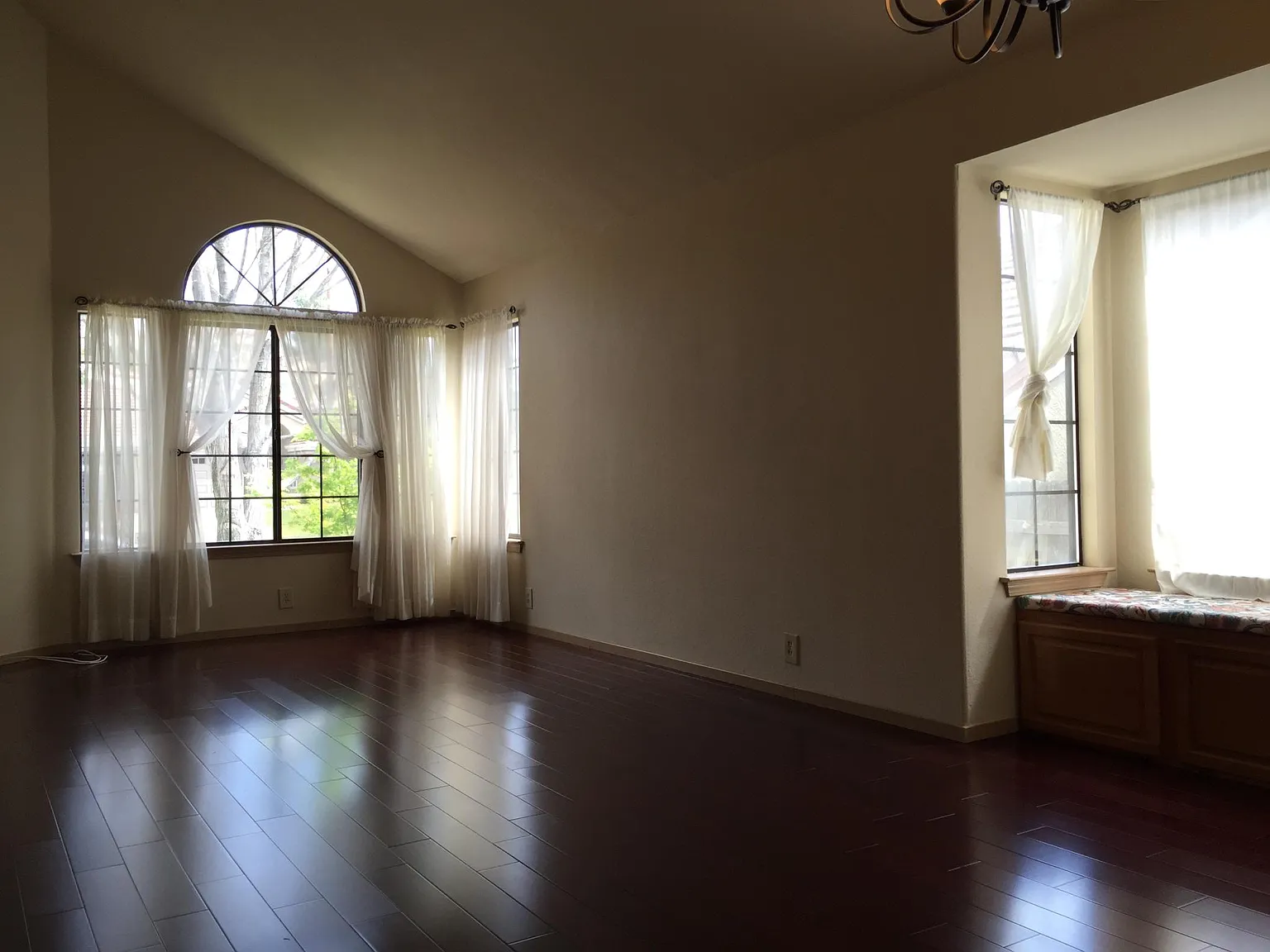 4 bed, 2426 sqft, $3,350 — Photo 4