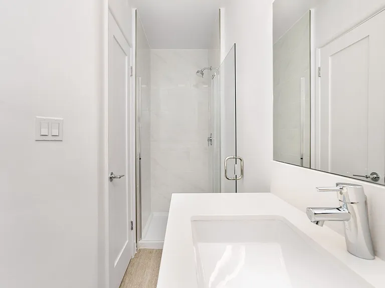 2033 N Beachwood Dr — Photo 6