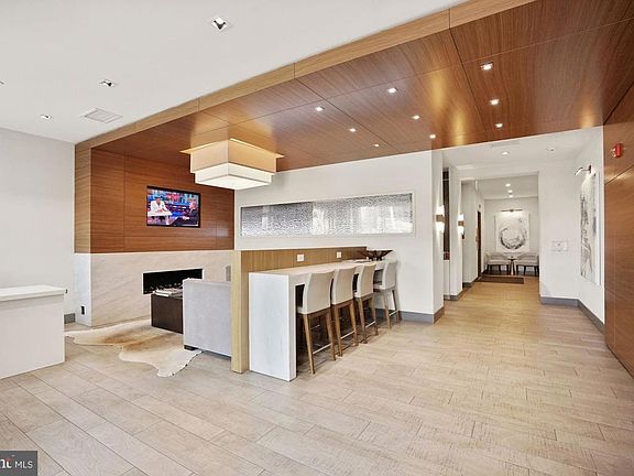 Business hours concierge and package room