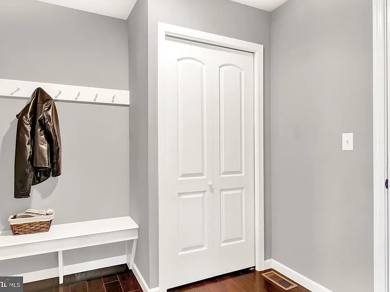 401 Landover Ct — Photo 7