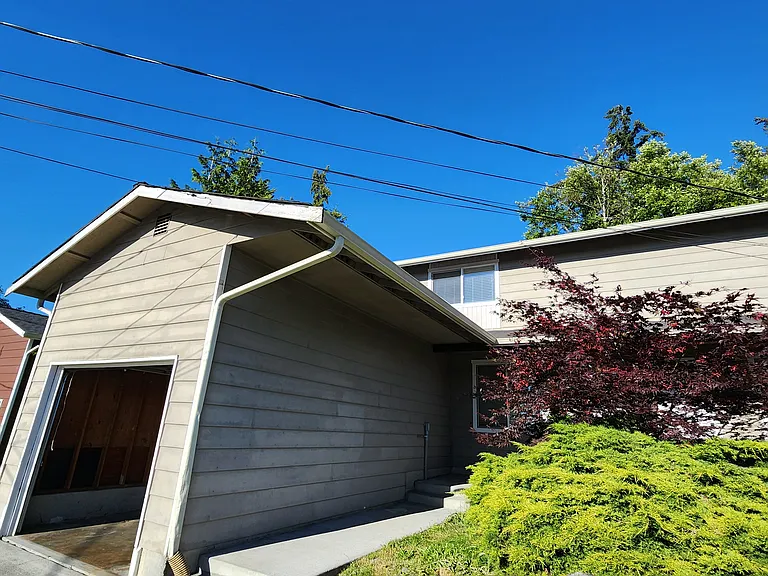 926 Crestview Ln — Photo 2