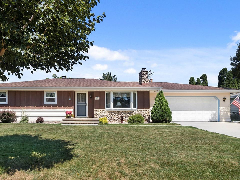 Attractive Ranch w/stone front