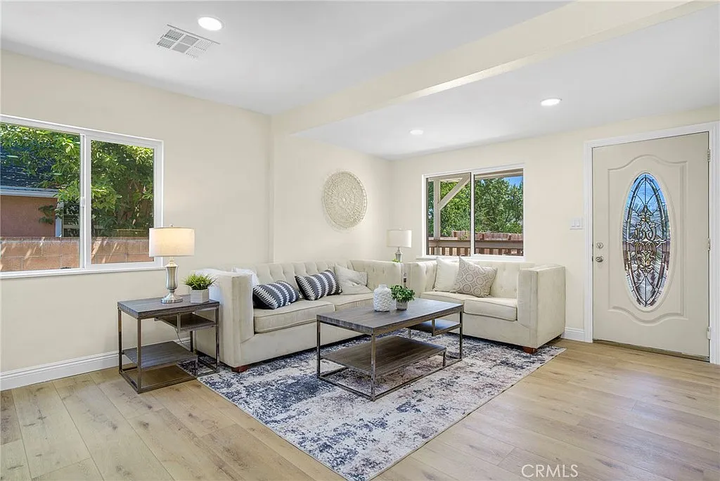 3 bed, 1100 sqft, $4,000 — Photo 3