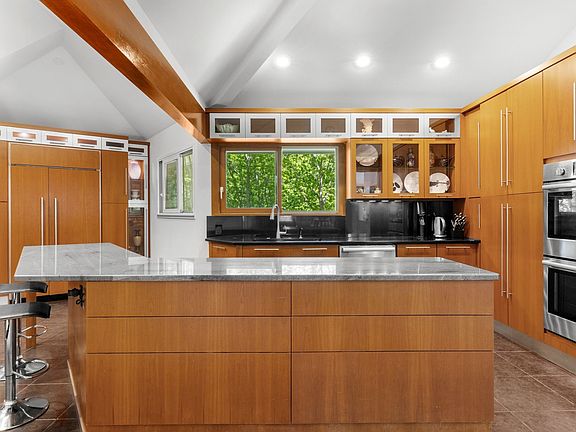 5th image of 39 Peconic Hills Dr