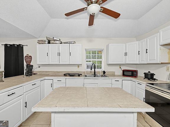 4th image of 3020 Woodridge Ct