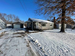 704 Sycamore Ln, Machesney Park, IL 61115