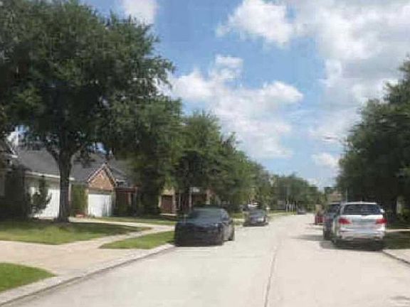 Exterior Neighborhood (street photo)