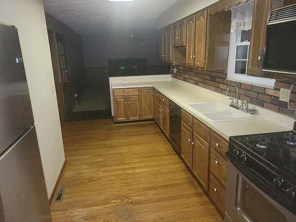 3rd image of 8688 Green St