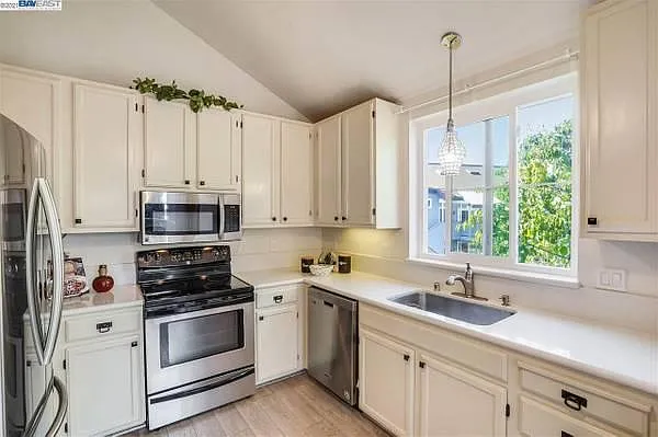 3 bed, 1328 sqft, $7,500 — Photo 3