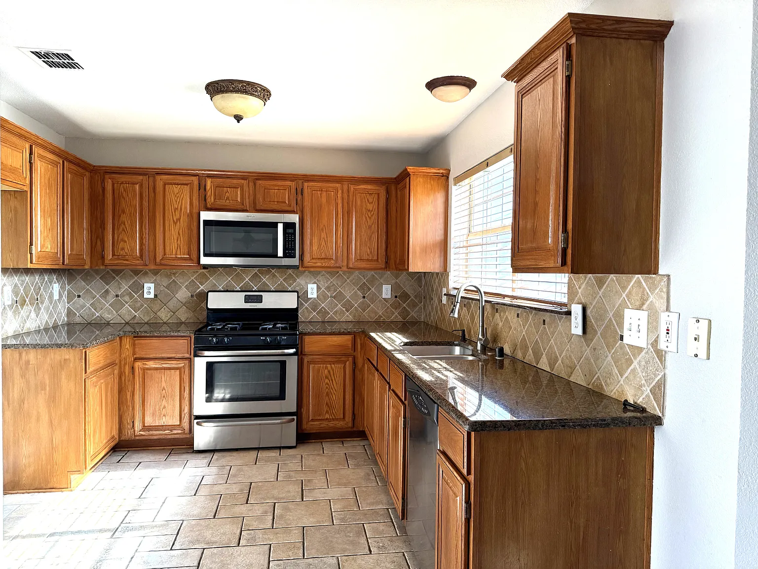 3 bed, 2.5 bath, 2166 sqft, $2,700 — Photo 2