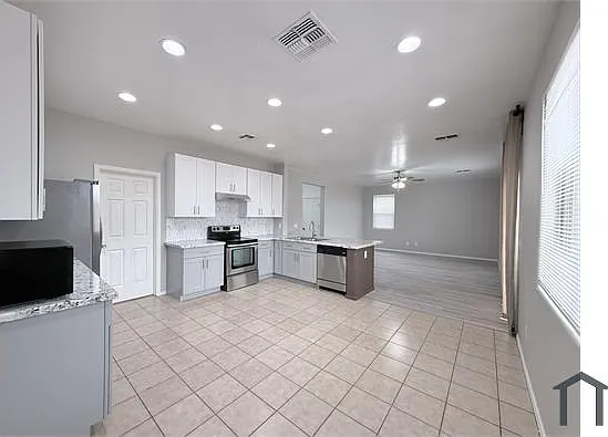 6830 S 70th Dr — Photo 2