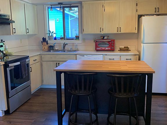 Kitchen with movable island (use your own table if you prefer)