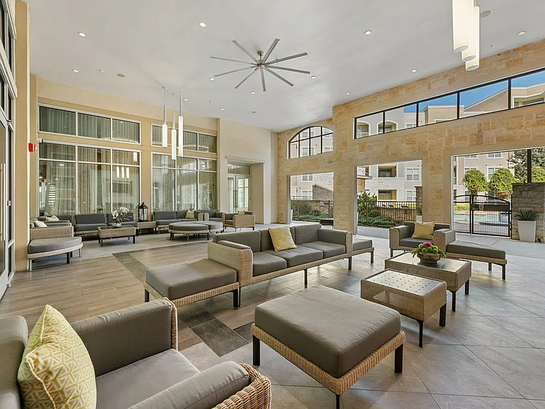 The Mark at Huebner Oaks — Photo 29