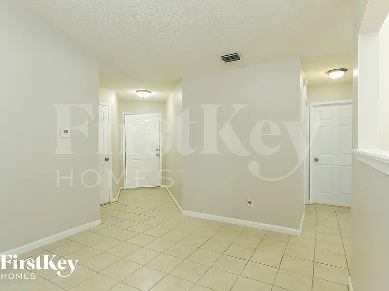 3021 Caroline Crest Dr E — Photo 3