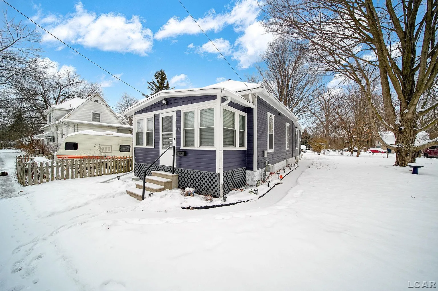 313 Rice St photo 1