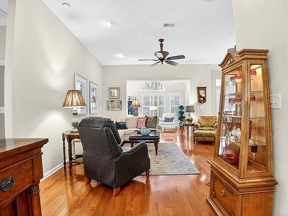 5th image of 20 Willowbend Dr.