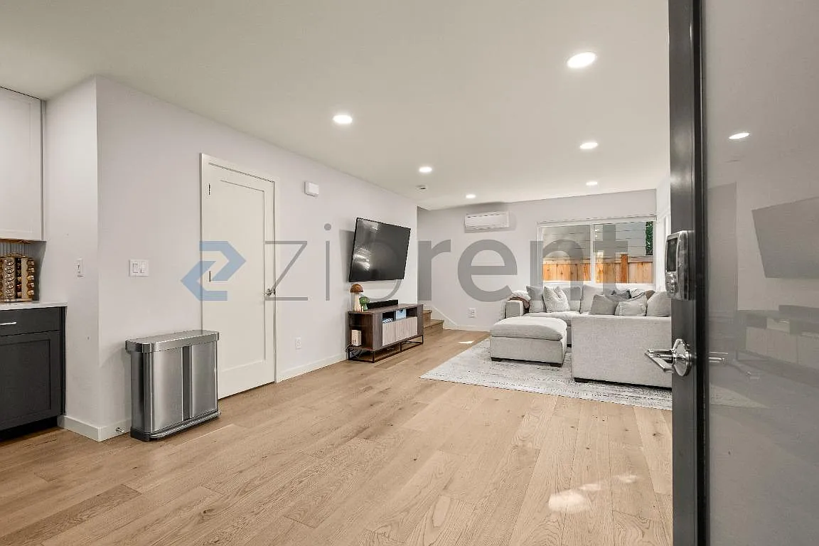 2 bed, 2.5 bath, 959 sqft, $3,500 — Photo 3