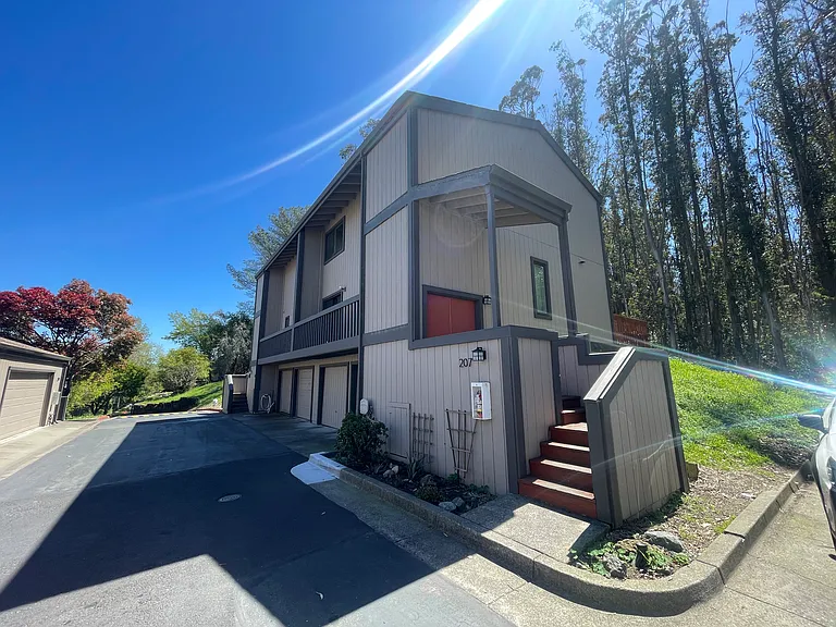 207 Vista Heights Rd — Photo 2
