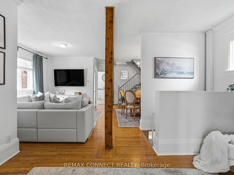 60 Woodbury Rd — Photo 6