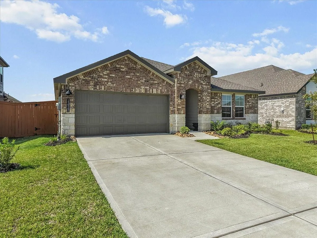 4 bed, 2.0 bath, 2031 sqft, $2,850 — Photo 3