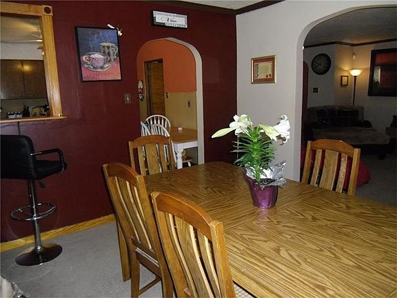 3rd image of 719 Saint Clair Ave