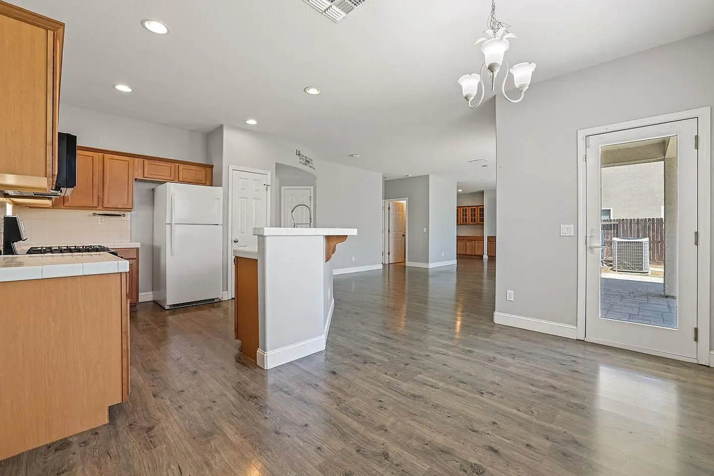 4 bed, 2374 sqft, $2,400 — Photo 2