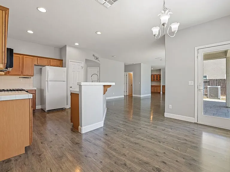 1520 Esplanade Dr — Photo 2