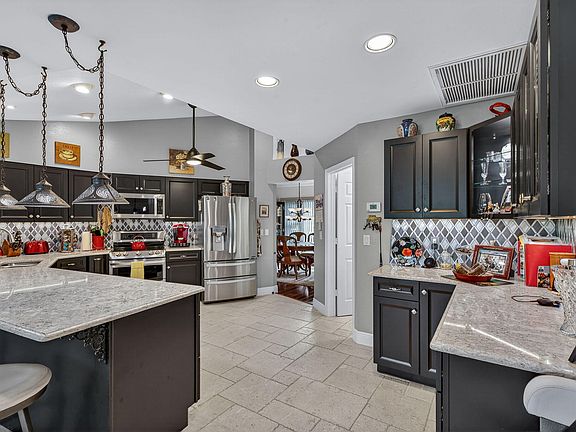 5th image of 681 Saint Andrews Blvd