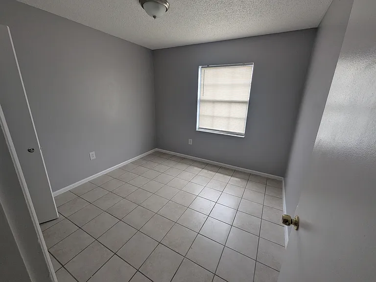 1920 E Edgewood Dr E — Photo 8