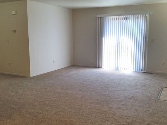 4th image of 324 Sweetwater Cir