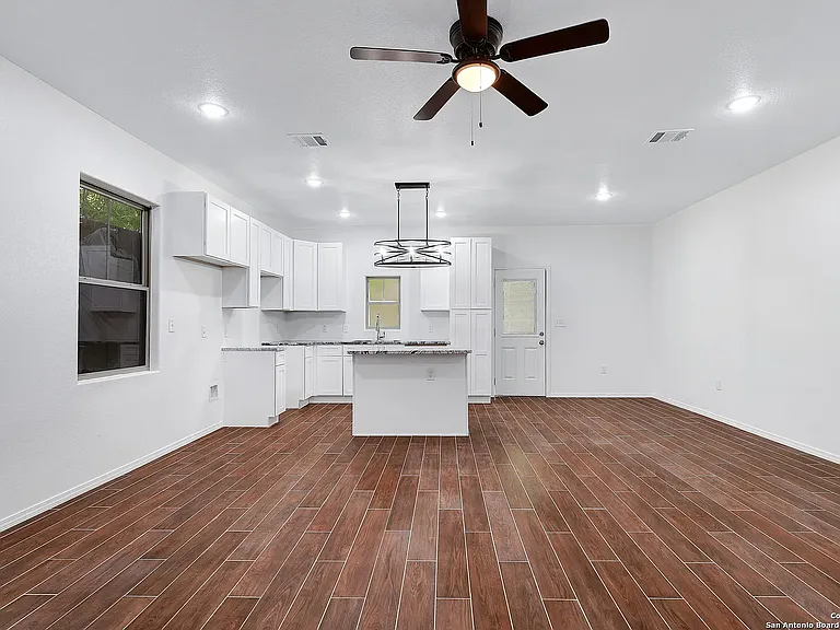 1210 S New Braunfels Ave #102 — Photo 2