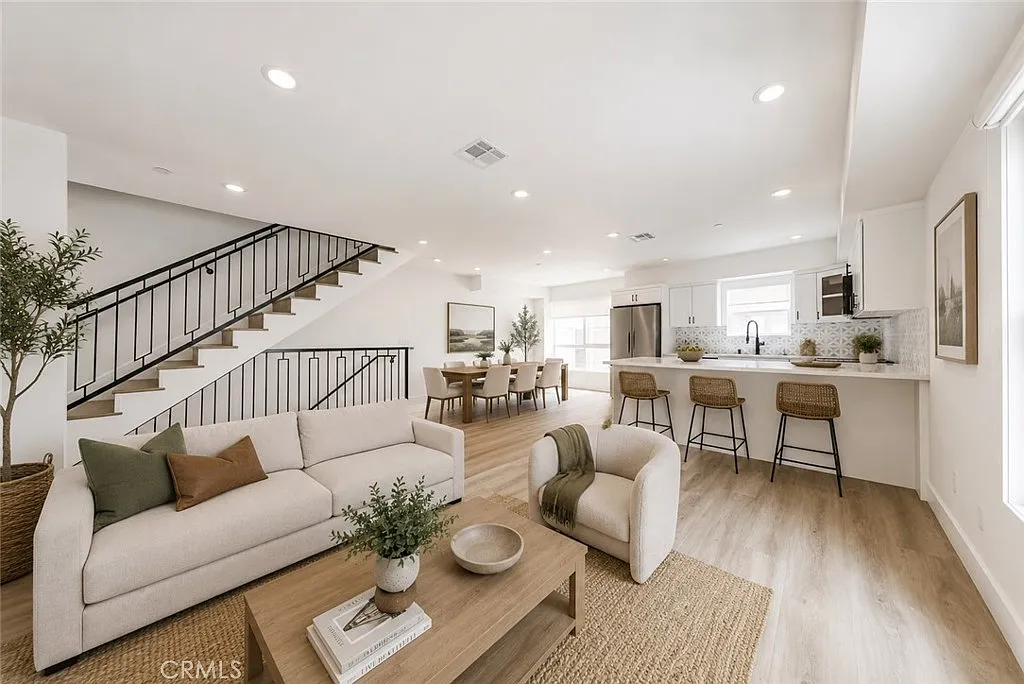 4 bed, 1919 sqft, $4,950 — Photo 3