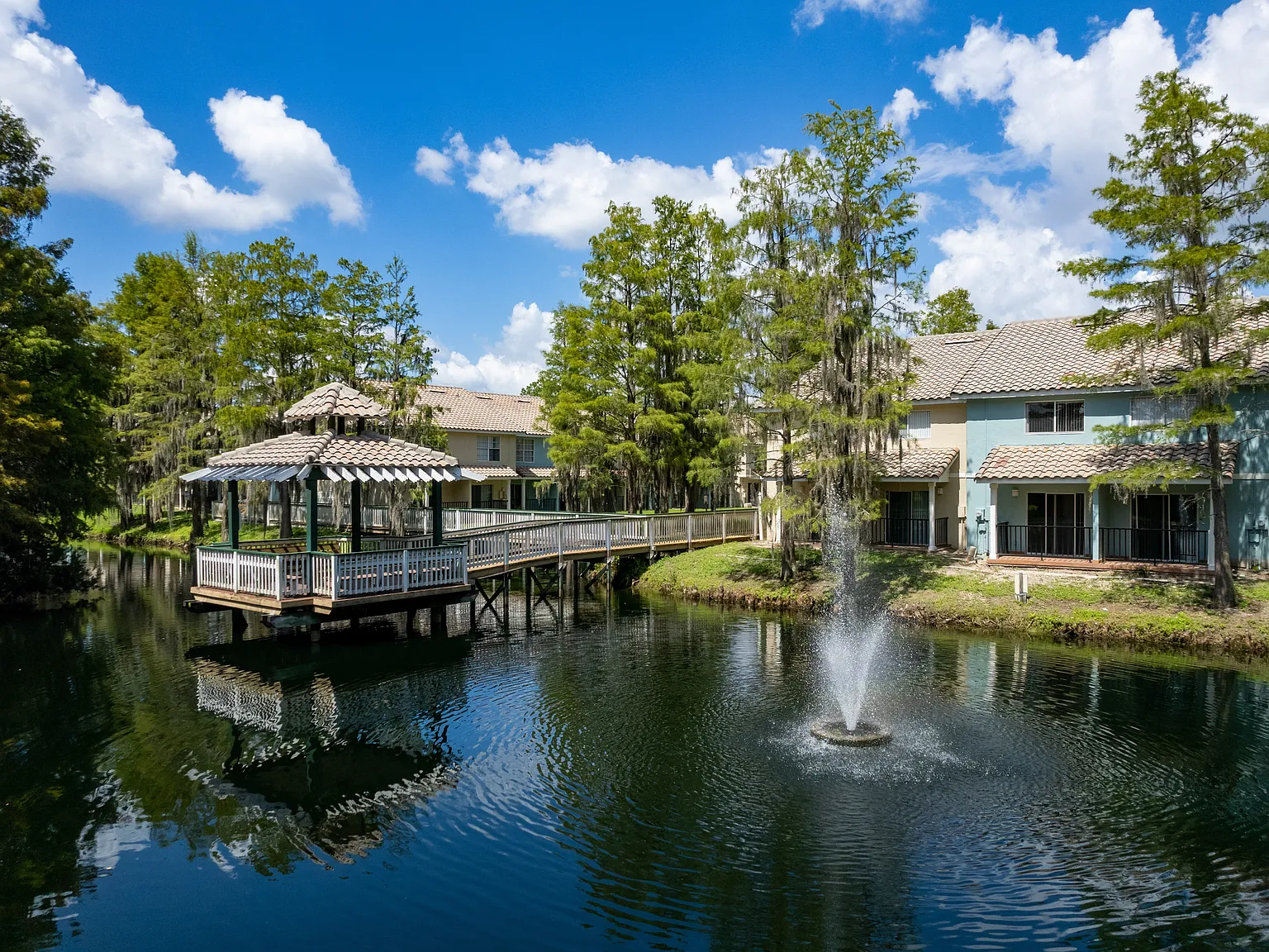 Saratoga Resort Villa Apartments — Photo 2