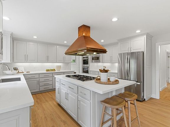 2nd image of 8 Almendra Ln