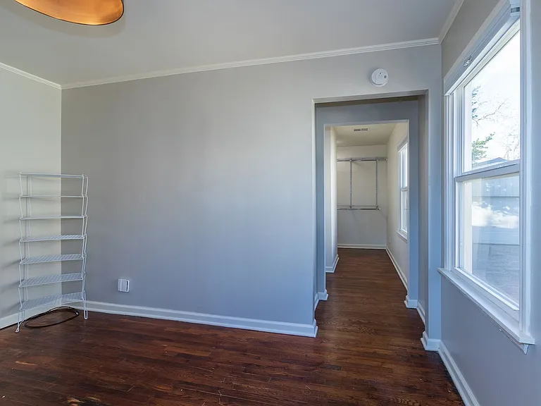 925 E 37th St — Photo 16