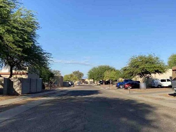 Exterior Neighborhood (street photo)