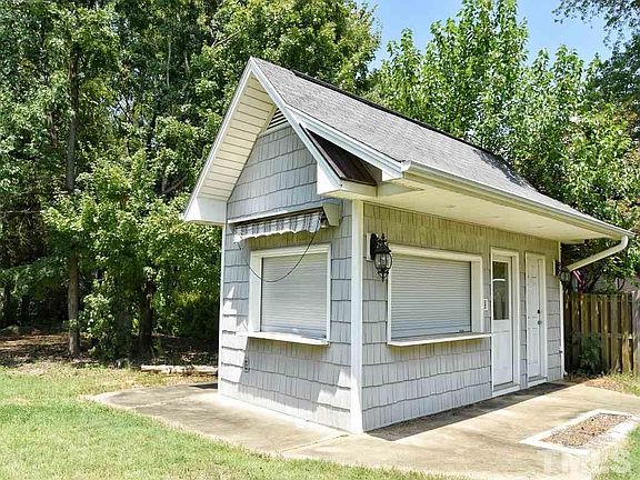 2nd image of 704 Forest Dr