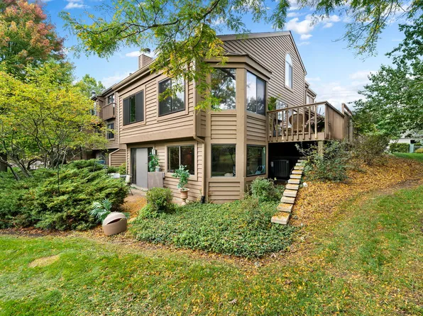 921 Longmeadow Ct, Lake Barrington, IL 60010